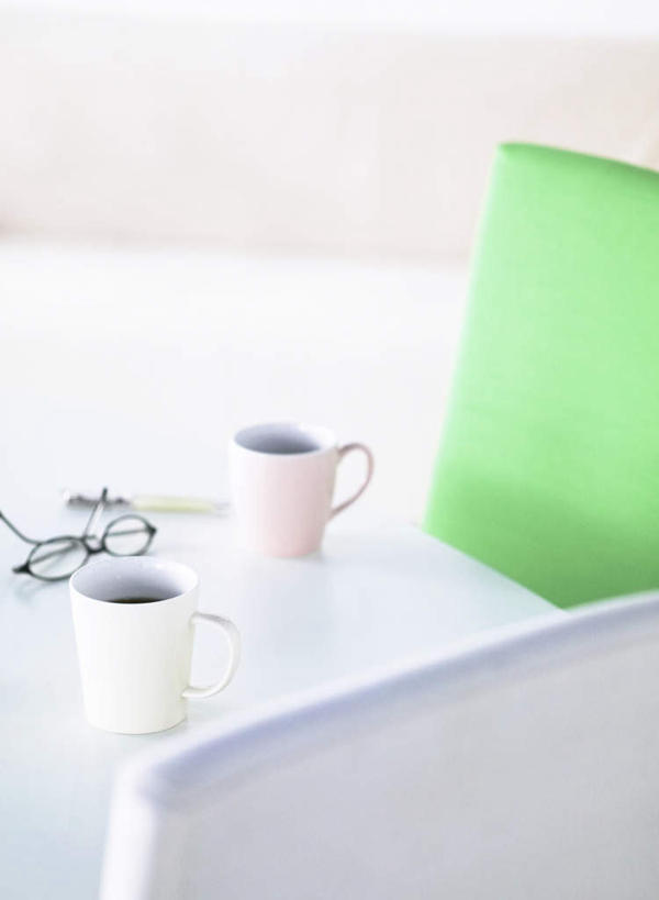 无人,竖图,俯视,室内,特写,白天,桌面,桌子,杯子,阴影,朦胧,模糊,反射,瓷器,眼镜,影子,咖啡杯,陶瓷制品,两杯,书桌,课桌,摄影,影棚,瓷杯,近视眼镜,两副,彩图,高角度拍摄,影棚拍摄,拍摄