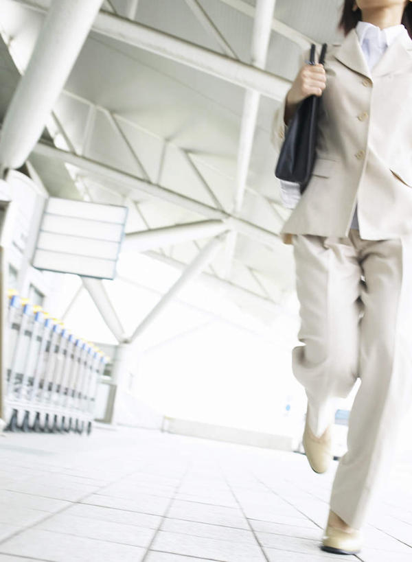 东方人,一个人,商务人士,商务女性,机场,竖图,室内,白天,仰视,飞机场,亚洲,仅一个年轻女性,仅一个女性,仅一个人,阴影,套装,光线,包,公文包,影子,地面,黄种人,黑色,阳光,航站楼,奔跑,扶,公事包,扶着,商务装,工薪阶层,候机楼,旅客航站楼,年轻女性,女人,女性,亚洲人,白领,上班族,航空站,空港,半身,彩图,低角度拍摄