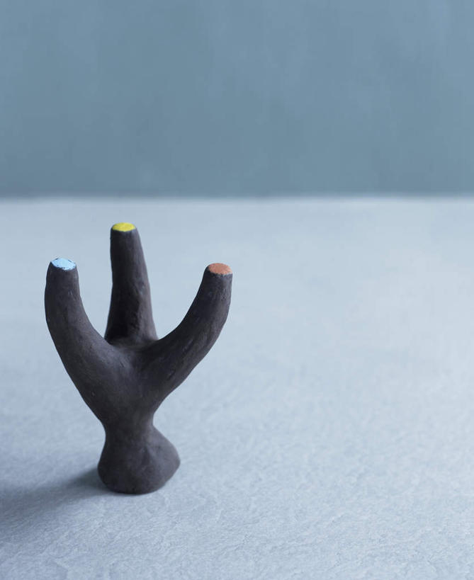 无人,竖图,室内,特写,白天,正面,植物,静物,雕塑,蓝色背景,艺术,装饰,雕刻,雕像,泥塑,手工艺品,文化,树,树木,一个,绿色,自然,工艺品,分叉,摄影,影棚,生长,单个,成长,纪念,美术,粘土,高雅,主题,陈列,手工艺,功能,美学,自信心,品位,一株,彩图,影棚拍摄,拍摄