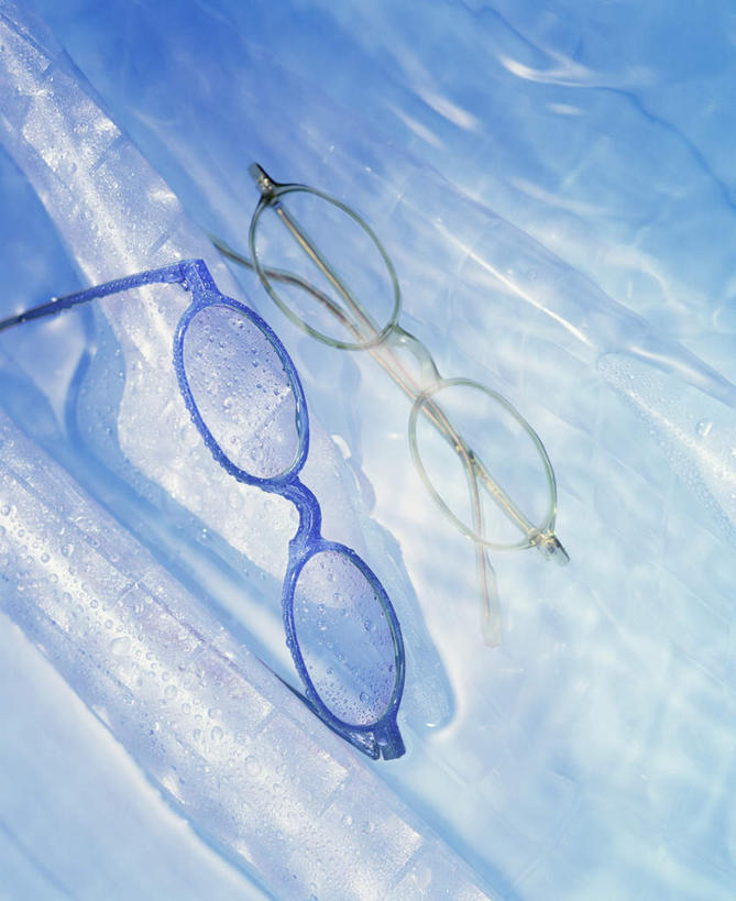 无人,竖图,室内,特写,白天,正面,水,静物,朦胧,模糊,眼镜,液体,水滴,黄色,蓝色,遮,遮掩,摄影,影棚,掩盖,遮挡,近视眼镜,遮盖,两副,掩饰,彩图,影棚拍摄,拍摄