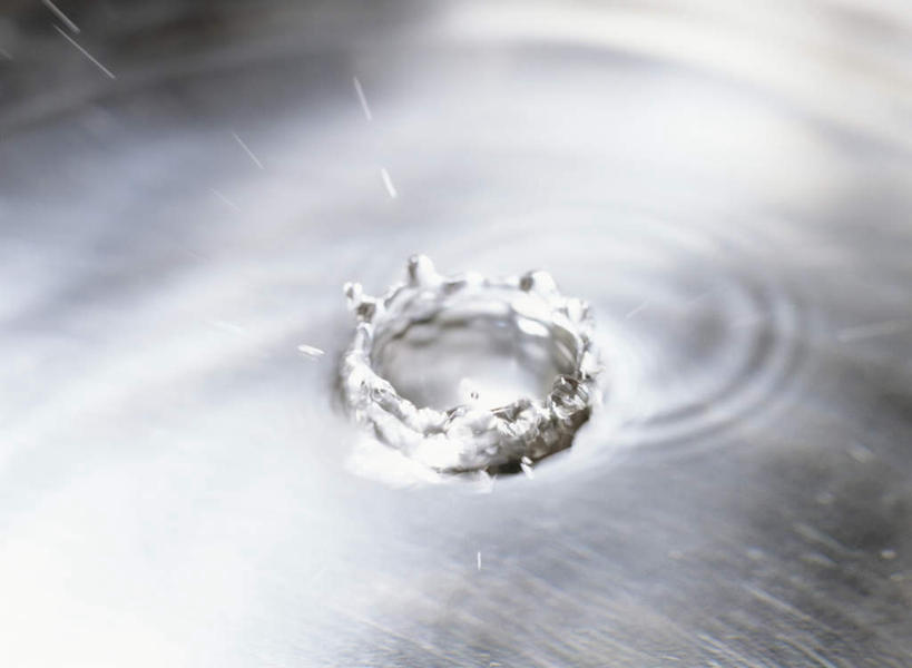 无人,横图,俯视,室内,特写,白天,水,阴影,飞溅,朦胧,模糊,溅,光线,螺旋,液体,影子,水滴,水珠,阳光,喷洒,螺纹,彩图,高角度拍摄