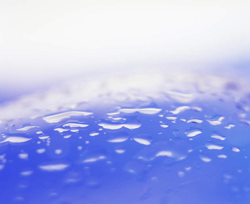 无人,横图,室内,特写,白天,正面,水,露水,许多,蓝色背景,朦胧,模糊,散落,透明,液体,水滴,表面,水珠,露珠,摄影,影棚,生机,剔透,灵动,通明,彩图,影棚拍摄,拍摄,晶莹