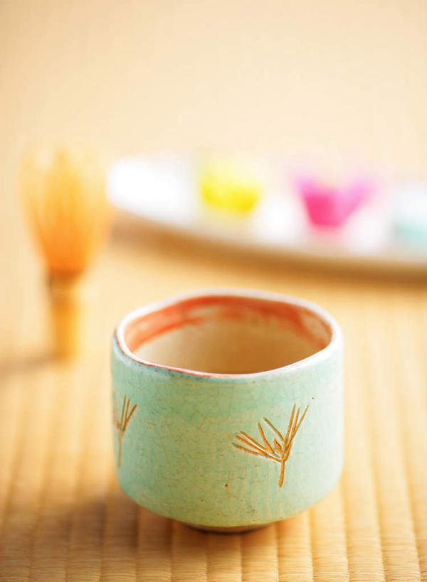 点心,无人,竖图,室内,特写,白天,正面,杯子,餐具,朦胧,模糊,碟子,盘,陶瓷,和果子,食品,甜点,甜品,陶瓷制品,塌塌米,榻榻米,小吃,食物,糕点,一个,白色,盘子,茶具,水杯,碟,甜食,日式,单个,茶筅,茶叶搅拌器,叠席,茶杯,彩图,日本小吃