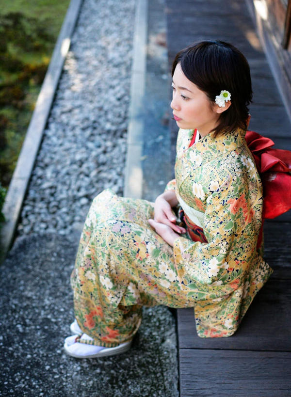 东方人,一个人,坐,竖图,俯视,室外,白天,民族服装,楼梯,鞋子,亚洲,仅一个年轻女性,仅一个女性,仅一个人,花纹,和服,盛开,图案,阶梯,花蕾,注视,黄种人,木屐,台阶,花,花瓣,花朵,鲜花,两朵,白色,花苞,花蕊,观察,看,菊花,服饰,小白菊,观看,察看,关注,木鞋,吴服,唐草,唐花,唐锦,钮扣菊,年轻女性,女人,女性,亚洲人,坐着,彩图,高角度拍摄,全身,传统服装,民俗服,人字拖,人字拖鞋