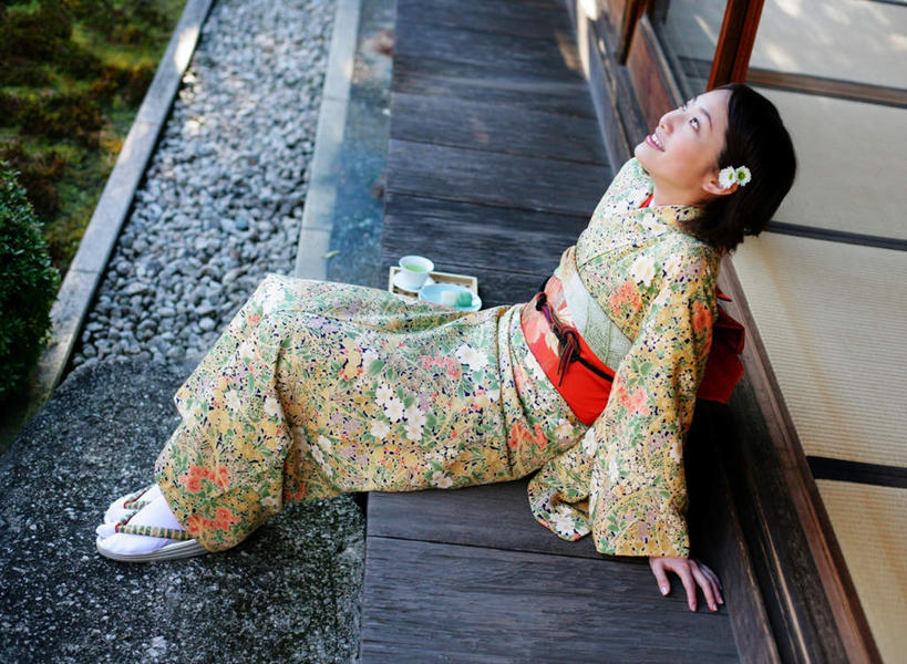 东方人,一个人,坐,笑,微笑,露齿笑,横图,俯视,室外,白天,民族服装,楼梯,鞋子,亚洲,仅一个年轻女性,仅一个女性,仅一个人,花纹,和服,盛开,图案,阶梯,花蕾,注视,黄种人,木屐,台阶,花,花瓣,花朵,鲜花,两朵,白色,花苞,花蕊,观察,看,菊花,服饰,小白菊,观看,察看,关注,木鞋,吴服,唐草,唐花,唐锦,钮扣菊,年轻女性,女人,女性,亚洲人,抬头,仰头,坐着,彩图,高角度拍摄,全身,传统服装,民俗服,人字拖,人字拖鞋