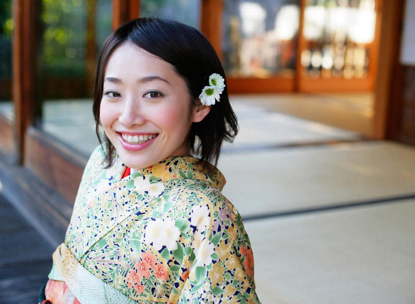 东方人,一个人,坐,笑,微笑,露齿笑,横图,室外,白天,正面,民族服装,亚洲,仅一个年轻女性,仅一个女性,仅一个人,花纹,和服,朦胧,模糊,盛开,图案,地面,塌塌米,榻榻米,花蕾,注视,黄种人,花,花瓣,花朵,鲜花,两朵,白色,花苞,花蕊,观察,看,菊花,服饰,小白菊,观看,察看,关注,吴服,唐草,唐花,唐锦,钮扣菊,叠席,年轻女性,女人,女性,亚洲人,坐着,半身,彩图,传统服装,民俗服