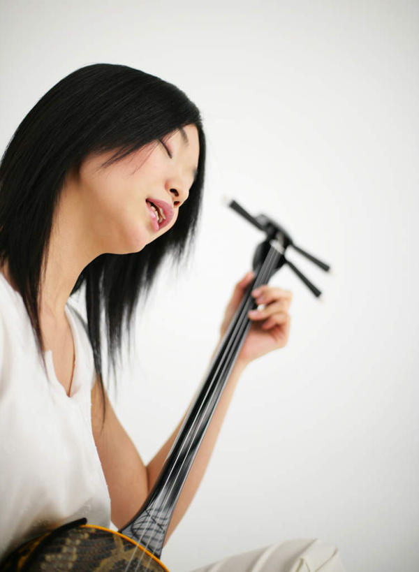 东方人,一个人,坐,闭眼,竖图,室内,白天,白色背景,侧面,亚洲,仅一个年轻女性,仅一个女性,仅一个人,一把,握,服装,乐器,弦乐器,弹奏,拿,拿着,休闲装,黄种人,三味线,衣服,白色,休闲,休闲服,握着,唱歌,摄影,服饰,影棚,弹拨弦鸣乐器,演唱,歌唱,三弦琴,年轻女性,女人,女性,亚洲人,闭眼睛,闭着眼,闭着眼睛,坐着,半身,彩图,影棚拍摄,拍摄,弹拨弦乐器