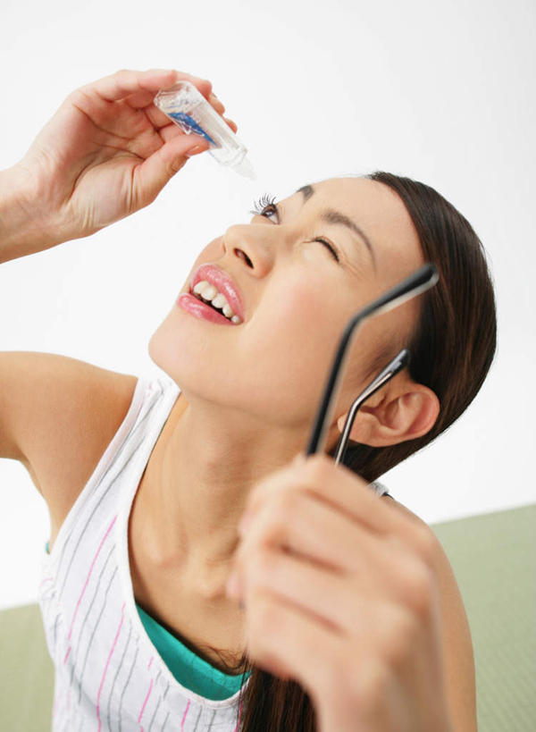 东方人,一个人,坐,闭眼,竖图,俯视,室内,白天,白色背景,亚洲,仅一个年轻女性,仅一个女性,仅一个人,一副,握,服装,眼镜,药剂,塌塌米,榻榻米,拿,拿着,注视,休闲装,黄种人,衣服,观察,看,休闲,休闲服,治疗,握着,保健,摄影,服饰,影棚,观看,药物,察看,医疗,关注,预防,近视眼镜,眼药水,叠席,年轻女性,女人,女性,亚洲人,闭眼睛,闭着眼,闭着眼睛,抬头,仰头,坐着,半身,彩图,高角度拍摄,影棚拍摄,拍摄