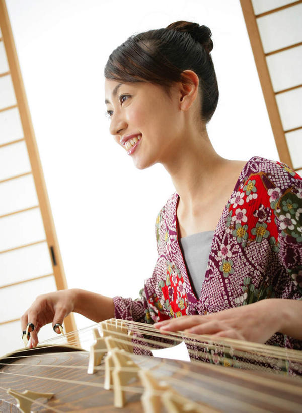 东方人,一个人,坐,笑,微笑,露齿笑,竖图,室内,白天,白色背景,正面,家具,门,屏风,亚洲,仅一个年轻女性,仅一个女性,仅一个人,一把,拉门,服装,乐器,弦乐器,弹奏,注视,黄种人,移门,衣服,观察,看,摄影,服饰,影棚,观看,协调,察看,遮挡,衣着,穿着,关注,弹拨弦鸣乐器,分隔,古筝,弹弦乐器,障子,纸门,衣饰,民族乐器,美化,年轻女性,女人,女性,亚洲人,坐着,半身,彩图,影棚拍摄,拍摄,弹拨弦乐器