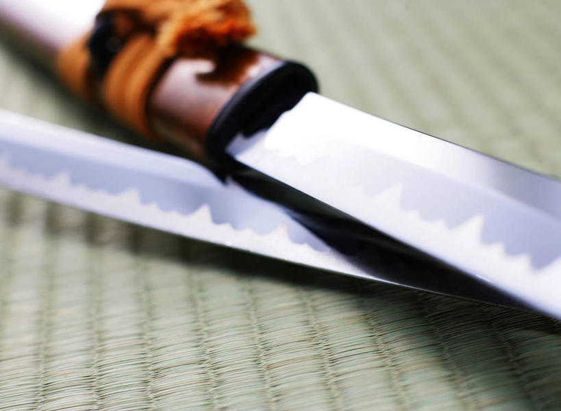 无人,横图,俯视,室内,特写,白天,竞争,静物,对抗,阴影,朦胧,模糊,锐利,冲突,反射,席子,影子,塌塌米,榻榻米,两把,破坏,武器,战争,摄影,影棚,损坏,锋利,尖锐,剑,攻击,威胁,对立,矛盾,兵器,防御,尖利,敌对,挫败,斗争,抗拒,抗衡,杀伤,威慑,犀利,厉害,百兵之君,短兵,叠席,危险,彩图,高角度拍摄,影棚拍摄,拍摄