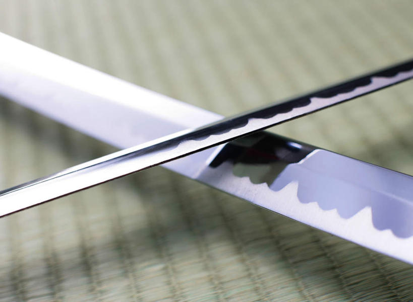 无人,横图,俯视,室内,特写,白天,竞争,静物,对抗,阴影,朦胧,模糊,锐利,冲突,反射,席子,影子,塌塌米,榻榻米,两把,破坏,武器,战争,摄影,影棚,损坏,锋利,尖锐,剑,攻击,威胁,对立,矛盾,兵器,防御,尖利,敌对,挫败,斗争,抗拒,抗衡,杀伤,威慑,犀利,厉害,百兵之君,短兵,叠席,危险,彩图,高角度拍摄,影棚拍摄,拍摄