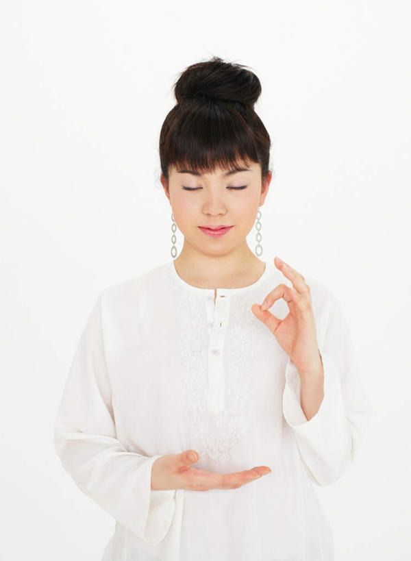 东方人,无名指,小指,一个人,站,闭眼,竖图,室内,白天,白色背景,正面,亚洲,仅一个年轻女性,仅一个女性,仅一个人,服装,祝福,休闲装,黄种人,虔诚,衣服,白色,祈祷,手势,站着,休闲,休闲服,摄影,服饰,影棚,兰花指,食指,感谢,感恩,君子指,年轻女性,女人,女性,亚洲人,闭眼睛,闭着眼,闭着眼睛,站立,半身,彩图,影棚拍摄,拍摄