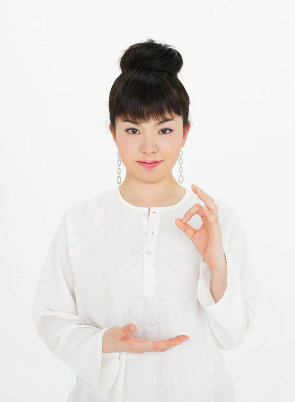 东方人,无名指,小指,一个人,站,笑,微笑,竖图,室内,白天,白色背景,正面,亚洲,仅一个年轻女性,仅一个女性,仅一个人,服装,祝福,注视,休闲装,黄种人,虔诚,衣服,白色,观察,看,祈祷,手势,站着,休闲,休闲服,摄影,服饰,影棚,观看,兰花指,察看,食指,关注,感谢,感恩,君子指,年轻女性,女人,女性,亚洲人,站立,半身,彩图,影棚拍摄,拍摄