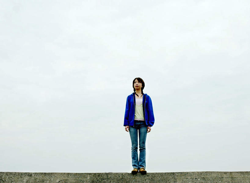 东方人,一个人,站,横图,室外,白天,仰视,安全,亚洲,仅一个年轻女性,仅一个女性,仅一个人,服装,墙,防护,注视,休闲装,黄种人,墙壁,墙面,衣服,蓝色,观察,看,站着,休闲,休闲服,服饰,观看,保护,察看,关注,保险,防波堤,保全,周全,安稳,安定,平安,年轻女性,女人,女性,亚洲人,站立,彩图,低角度拍摄,全身,破浪堤