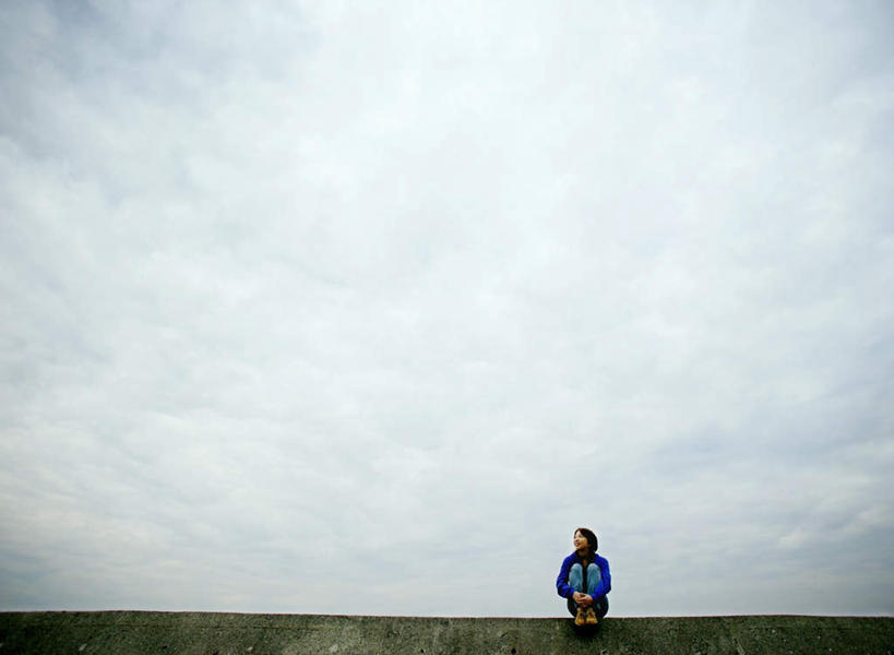 东方人,一个人,坐,抱,横图,室外,白天,仰视,安全,亚洲,仅一个年轻女性,仅一个女性,仅一个人,服装,云,云朵,防护,云彩,扭头,注视,休闲装,黄种人,衣服,蓝色,白云,观察,看,转头,休闲,休闲服,服饰,抱着,观看,保护,察看,搂着,关注,保险,防波堤,保全,周全,安稳,安定,平安,年轻女性,女人,女性,亚洲人,怀抱,搂,搂抱,相抱,拥抱,坐着,彩图,低角度拍摄,全身,破浪堤