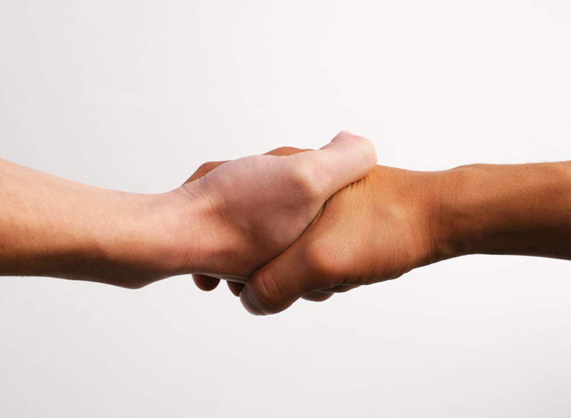 东方人,手,两个人,伙伴,朋友,握手,横图,室内,特写,白天,白色背景,正面,友谊,合作,团队,亚洲,黄种人,手部,战略,摄影,影棚,联合,合谋,配合,协作,男人,男性,年轻男性,亚洲人,搀手,拉手,手搀手,手拉手,手牵手,手握手,半身,彩图,影棚拍摄,拍摄