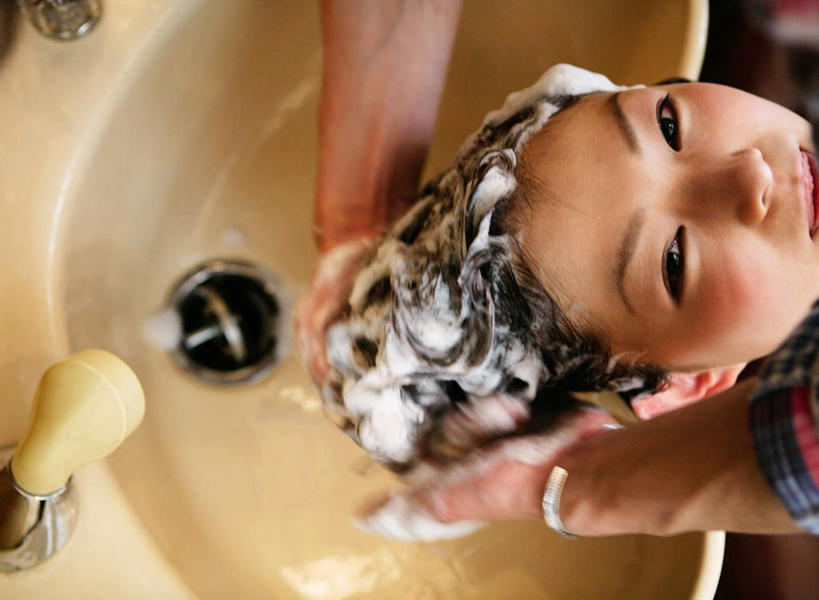 东方人,脸,头,脸颊,手,两个人,理发师,站,躺,捧,笑,微笑,露齿笑,横图,俯视,室内,特写,白天,水,亚洲,双手,护肤,弯腰,阴影,服装,反射,水槽,水龙头,洗发水,液体,影子,水滴,注视,休闲装,黄种人,水斗,顾客,开关,衣服,打开,观察,看,清洁,站着,保养,享受,休闲,手部,休闲服,洗发液,放松,保健,服饰,洗发露,观看,理发屋,阀门,察看,开启,护肤品,关注,香波,护肤用品,舒缓,去污,控油,弯身,水咀,主顾,卧着,男人,男性,年轻女性,女人,女性,中年男性,亚洲人,头部,脸部,脸蛋,面部,发型师,理发员,美发师,端,端着,捧着,清洗,手捧,躺着,卧,站立,半身,彩图,高角度拍摄,洗发精,洗发香波