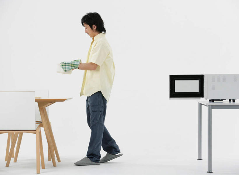 东方人,一个人,走,横图,室内,白天,白色背景,侧面,烹饪,安全,厨具,椅子,亚洲,仅一个男性,仅一个人,一把,阴影,服装,反射,电器,影子,木椅,防护,隔热手套,微波炉手套,注视,休闲装,黄种人,仅一个年轻男性,衣服,黄色,手套,观察,看,休闲,休闲服,摄影,服饰,影棚,观看,保护,微波炉,察看,家电,家用电器,关注,微波,炊具,烹饪用具,厨房手套,隔热,男人,男性,年轻男性,亚洲人,烹调用具,步行,烹调,走路,彩图,全身,影棚拍摄,拍摄,小家电