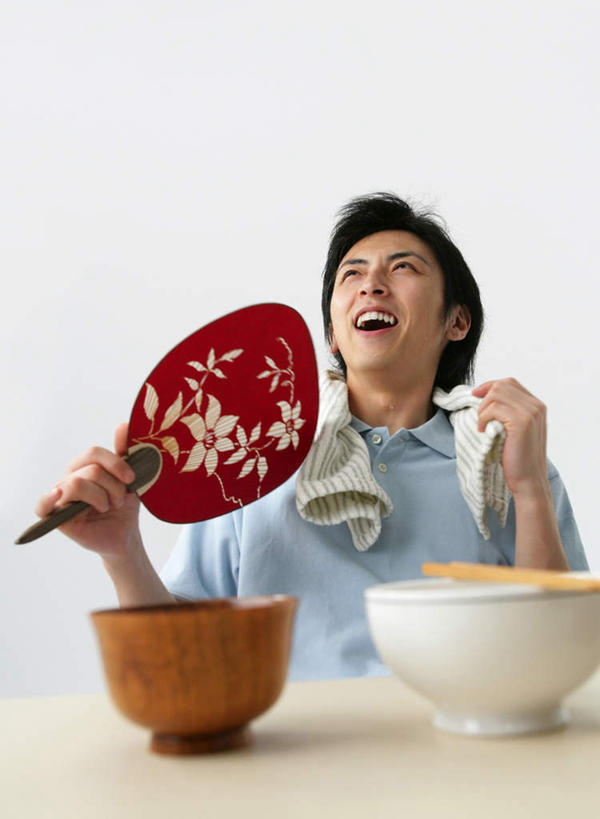 东方人,一个人,坐,竖图,室内,白天,白色背景,正面,餐桌,筷子,桌子,餐具,亚洲,仅一个男性,仅一个人,一把,一双,阴影,服装,反射,木制,纺织物,扇子,影子,陶瓷,陶瓷制品,清凉,注视,休闲装,黄种人,凉爽,文化,传统,仅一个年轻男性,两个,衣服,木制品,容器,毛巾,碗,观察,看,清洁,张嘴,休闲,休闲服,摄影,服饰,影棚,餐台,观看,储藏,保暖,礼节,蒲扇,察看,储存,关注,礼仪,摇晃,张大嘴巴,透气,防水,储水,耐磨,吸水,男人,男性,年轻男性,亚洲人,进餐用具,张开嘴,坐着,半身,彩图,影棚拍摄,拍摄,葵扇,蒲葵扇,贮存,传统文化