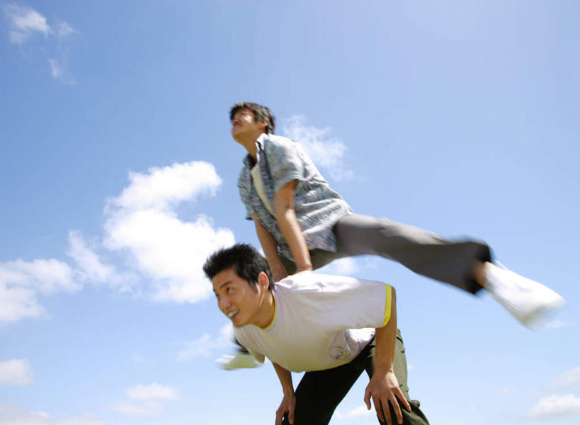 东方人,两个人,伙伴,朋友,横图,室外,白天,仰视,锻炼,游戏,友谊,运动,亚洲,弯腰,阴影,服装,光线,影子,云,云朵,玩,云彩,注视,休闲装,黄种人,娱乐,衣服,蓝色,白云,蓝天,天空,阳光,天,观察,看,休闲,休闲服,跳山羊,服饰,晴朗,观看,活动,察看,发泄,关注,消遣,智力,跳马,宣泄,弯身,跳背,体育,友情,男人,男性,年轻男性,亚洲人,晴空,玩耍,嬉戏,半身,彩图,低角度拍摄,健身