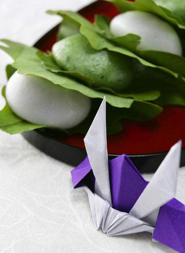 点心,无人,竖图,俯视,室内,特写,白天,餐桌,桌子,餐具,叶子,一排,阴影,艺术,整齐,反射,碟子,盘,影子,折纸,纸艺,手工艺品,谷类,谷物,食品,糯米,甜点,甜品,绿叶,米,文化,大米,食物,糕点,排列,三个,盘子,纸制品,工艺品,碟,甜食,嫩叶,摄影,影棚,餐台,草饼,高雅,队列,工艺折纸,自信心,品位,江米,麻糬,叶,叶片,彩图,高角度拍摄,影棚拍摄,拍摄