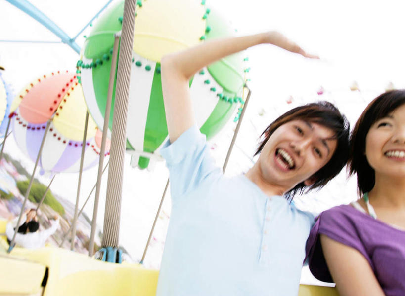 东方人,两个人,游乐园,坐,举,笑,微笑,露齿笑,横图,室外,白天,仰视,爱情,游乐场,亚洲,服装,朦胧,模糊,浪漫,注视,休闲装,黄种人,衣服,观察,看,托,休闲,温暖,温馨,休闲服,恩爱,恋人,服饰,游乐设施,旋转飞椅,观看,和睦,察看,关注,乐园,飓风飞椅,旋转秋千,男人,男性,年轻男性,年轻女性,女人,女性,亚洲人,情侣,举起,举手,举着,向上举,向上伸,向上托,坐着,半身,彩图,低角度拍摄,伴侣,融洽