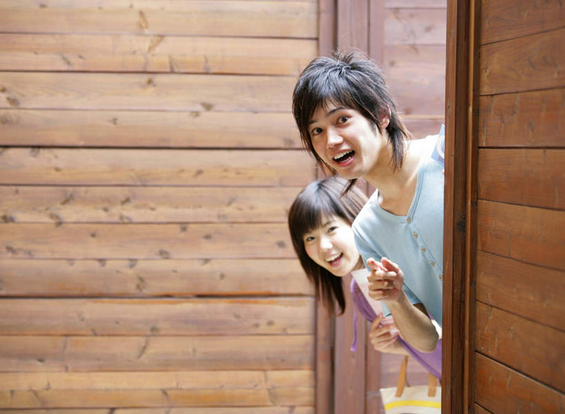 东方人,两个人,站,笑,微笑,露齿笑,横图,室外,白天,正面,爱情,亚洲,弯腰,握,指,服装,朦胧,模糊,木制,墙,浪漫,拿,拿着,扭头,注视,休闲装,黄种人,方向,墙壁,墙面,衣服,木制品,观察,看,手势,站着,转头,休闲,温暖,温馨,休闲服,恩爱,握着,恋人,服饰,观看,和睦,察看,指向,食指,关注,弯身,男人,男性,年轻男性,年轻女性,女人,女性,亚洲人,情侣,站立,半身,彩图,伴侣,融洽,门票