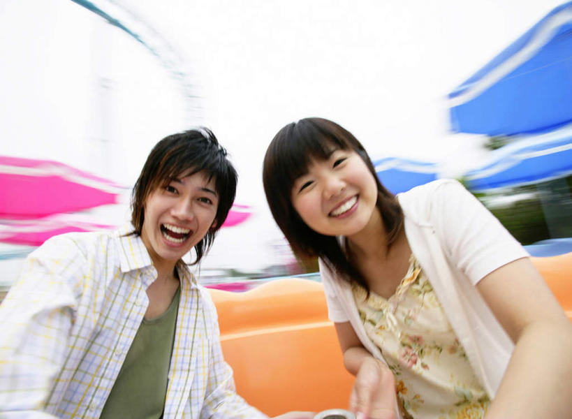 东方人,两个人,游乐园,坐,笑,微笑,露齿笑,横图,室外,白天,仰视,爱情,游戏,游乐场,亚洲,服装,朦胧,模糊,曲折,弯曲,浪漫,玩,扭头,注视,休闲装,黄种人,娱乐,过山车,衣服,天空,天,观察,看,转头,休闲,温暖,温馨,休闲服,恩爱,恋人,服饰,游乐设施,云霄飞车,转转杯,蜿蜒,晴朗,观看,活动,和睦,察看,发泄,关注,消遣,智力,万里无云,宣泄,乐园,滑落,欢乐咖啡杯,旋转咖啡杯,游艺设施,爬升,倒转,男人,男性,年轻男性,年轻女性,女人,女性,亚洲人,情侣,晴空,晴空万里,玩耍,嬉戏,坐着,半身,彩图,低角度拍摄,伴侣,融洽