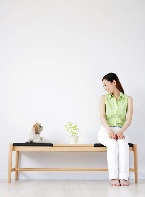 东方人,一个人,坐,笑,微笑,露齿笑,竖图,室内,白天,白色背景,正面,植物,宠物,狗,椅子,亚洲,仅一个年轻女性,仅一个女性,仅一个人,阴影,服装,反射,盆栽,影子,木椅,盆景,扭头,注视,休闲装,黄种人,北京犬,狮子狗,一只,衣服,绿色,自然,动物,观察,看,转头,休闲,休闲服,可爱,摄影,服饰,影棚,生长,成长,观看,察看,关注,忠诚,北京宫廷犬,京巴,年轻女性,女人,女性,亚洲人,犬,坐着,彩图,全身,影棚拍摄,拍摄