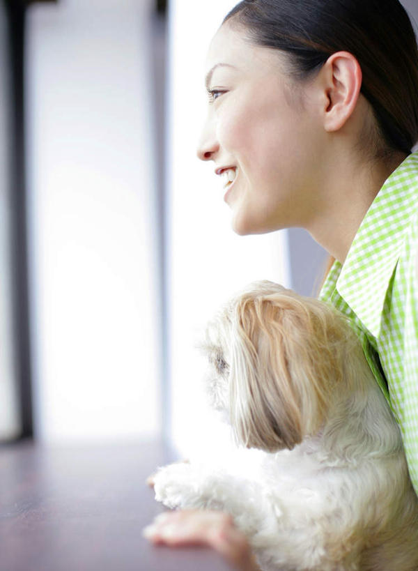 东方人,一个人,坐,抱,笑,微笑,露齿笑,竖图,室内,白天,侧面,宠物,狗,椅子,亚洲,仅一个年轻女性,仅一个女性,仅一个人,服装,朦胧,模糊,木椅,墙,注视,休闲装,黄种人,北京犬,狮子狗,墙壁,墙面,一只,衣服,白色,动物,观察,看,休闲,休闲服,可爱,服饰,抱着,观看,察看,搂着,关注,忠诚,北京宫廷犬,京巴,年轻女性,女人,女性,亚洲人,犬,搂,搂抱,坐着,半身,彩图