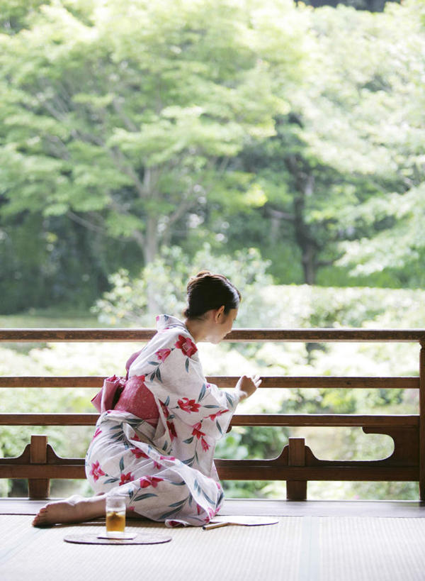 果汁,东方人,一个人,栏杆,坐,竖图,室内,白天,侧面,民族服装,草地,草坪,植物,地板,柑橘,杯子,亚洲,仅一个年轻女性,仅一个女性,仅一个人,握,和服,朦胧,模糊,扶手,扇子,橙汁,地面,饮品,清凉,拿,拿着,注视,黄种人,光脚,凉爽,文化,护栏,木地板,玻璃制品,草,树,树木,饮料,绿色,自然,水杯,观察,看,赤脚,握着,服饰,生长,成长,观看,察看,关注,可口,吴服,唐草,唐花,唐锦,跪坐,适口,年轻女性,女人,女性,亚洲人,玻璃杯,橘子,桔子,橙子,橙,坐着,彩图,全身,传统服装,民俗服,和风扇,和风扇子,凉扇,传统文化