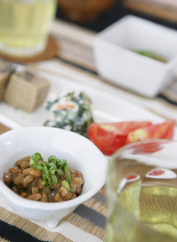 无人,竖图,俯视,室内,特写,白天,桌面,桌子,大豆,蔬菜,西红柿,杯子,餐具,阴影,朦胧,模糊,新鲜,反射,木制,碟子,盘,影子,食品,饮食,玻璃制品,食物,盘子,木制品,水杯,碟,健康,有机食品,绿色食品,纳豆,豆制品,发酵,酱豆,玻璃杯,番茄,彩图,高角度拍摄