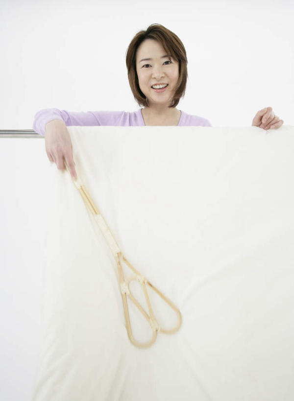 东方人,一个人,站,笑,微笑,露齿笑,竖图,室内,白天,白色背景,正面,亚洲,仅一个女性,仅一个人,服装,注视,休闲装,黄种人,被子,衣服,观察,看,站着,仅一个中年女性,休闲,休闲服,拍,摄影,服饰,影棚,观看,察看,关注,女人,女性,中年女性,亚洲人,站立,半身,彩图,影棚拍摄,拍摄,被子除尘拍,被子拍,灰尘拍,棉被拍,如意拍,如意藤拍,藤拍,枕头拍