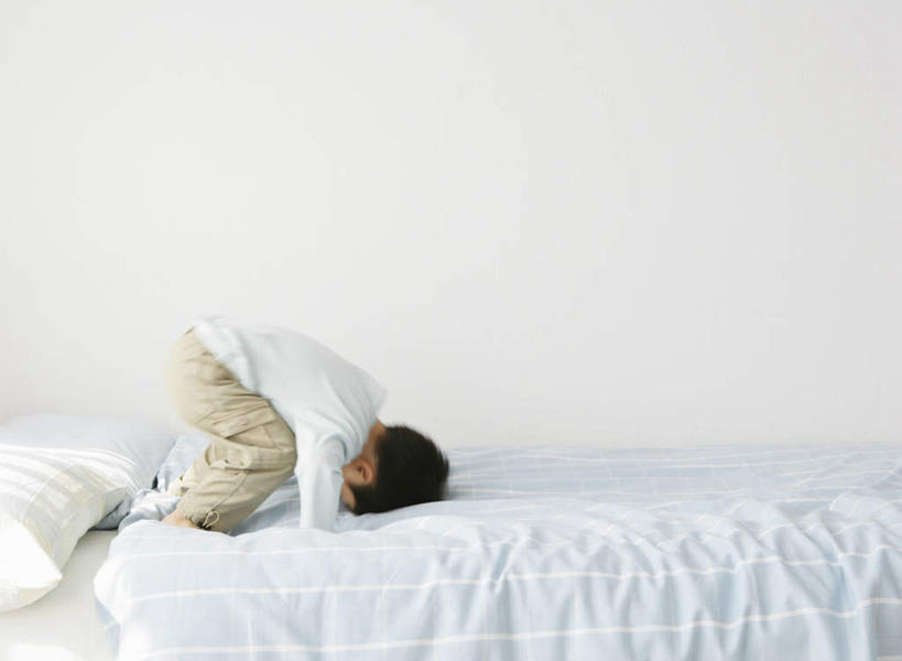 东方人,儿童,一个人,跪,横图,室内,白天,侧面,纯洁,床,靠垫,卧室,亚洲,仅一个男性,仅一个人,弯腰,阴影,服装,反射,影子,墙,床单,靠枕,休闲装,黄种人,被子,墙壁,墙面,小孩,衣服,白色,垫子,枕头,仅一个小孩,休闲,休闲服,可爱,童年,童趣,翻滚,服饰,单人床,被单,童真,烂漫,无邪,弯身,翻腾,天真,男孩,男人,男性,亚洲人,孩子,跪着,彩图,全身,睡房,卧房,男生