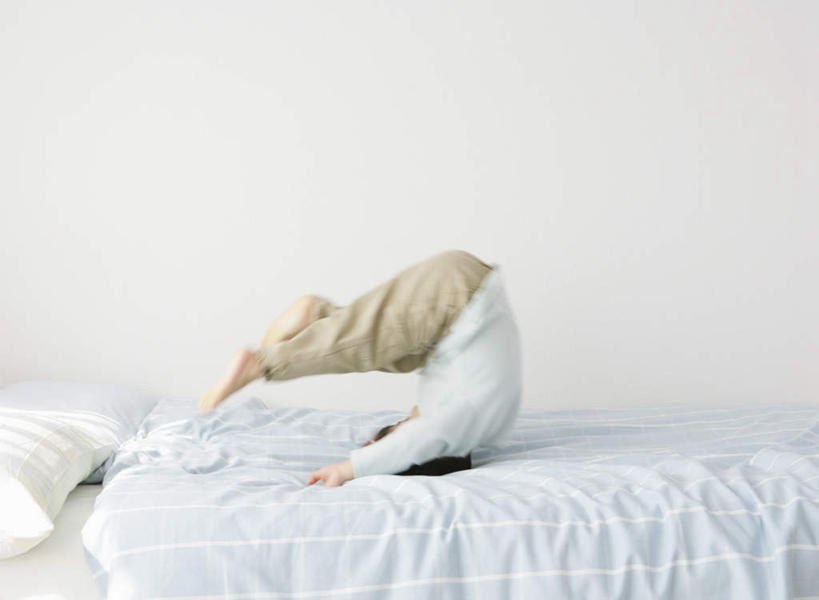 东方人,儿童,一个人,跪,横图,室内,白天,侧面,纯洁,床,靠垫,卧室,亚洲,仅一个男性,仅一个人,弯腰,阴影,服装,反射,影子,墙,床单,靠枕,休闲装,黄种人,被子,墙壁,墙面,小孩,衣服,白色,垫子,枕头,仅一个小孩,休闲,休闲服,可爱,童年,童趣,翻滚,服饰,单人床,被单,童真,烂漫,无邪,弯身,翻腾,天真,男孩,男人,男性,亚洲人,孩子,跪着,彩图,全身,睡房,卧房,男生