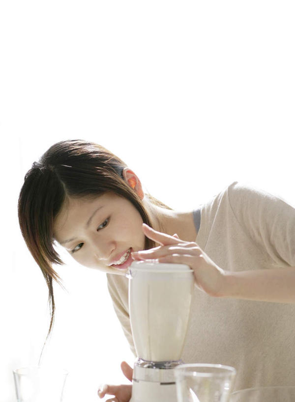 东方人,一个人,站,笑,微笑,露齿笑,竖图,室内,白天,白色背景,正面,杯子,亚洲,仅一个年轻女性,仅一个女性,仅一个人,弯腰,握,阴影,服装,反射,电器,工具,影子,注视,休闲装,黄种人,设备,榨汁机,玻璃制品,衣服,水杯,观察,搅拌,看,站着,休闲,休闲服,握着,摄影,服饰,影棚,观看,察看,研磨,切割,家电,家用电器,关注,榨汁,弯身,年轻女性,女人,女性,亚洲人,玻璃杯,站立,半身,彩图,影棚拍摄,拍摄