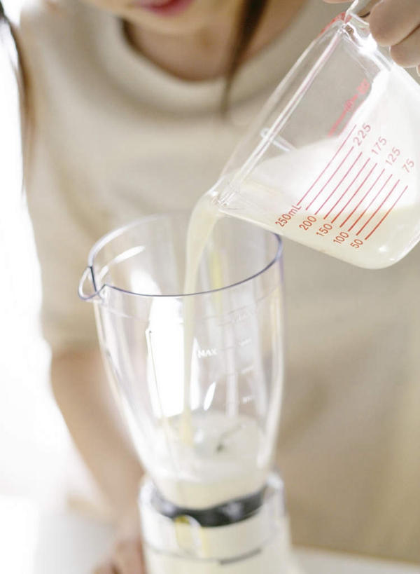 牛奶,东方人,手,一个人,站,竖图,室内,特写,白天,正面,亚洲,双手,仅一个年轻女性,仅一个女性,仅一个人,握,阴影,服装,朦胧,模糊,反射,电器,工具,影子,饮品,营养,注视,休闲装,黄种人,设备,榨汁机,饮料,衣服,观察,搅拌,看,站着,休闲,手部,休闲服,握着,服饰,观看,察看,研磨,乳制品,切割,家电,家用电器,奶,牛乳,关注,榨汁,安神,年轻女性,女人,女性,亚洲人,站立,半身,彩图