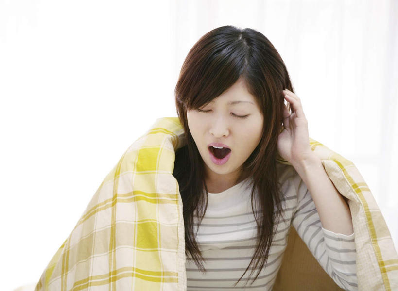 东方人,一个人,闭眼,横图,室内,白天,正面,床,卧室,亚洲,仅一个年轻女性,仅一个女性,仅一个人,阴影,服装,反射,影子,墙,床单,休闲装,黄种人,被子,墙壁,墙面,衣服,白色,休闲,休闲服,服饰,单人床,被单,呵欠,年轻女性,女人,女性,亚洲人,闭眼睛,闭着眼,闭着眼睛,半身,彩图,睡房,卧房