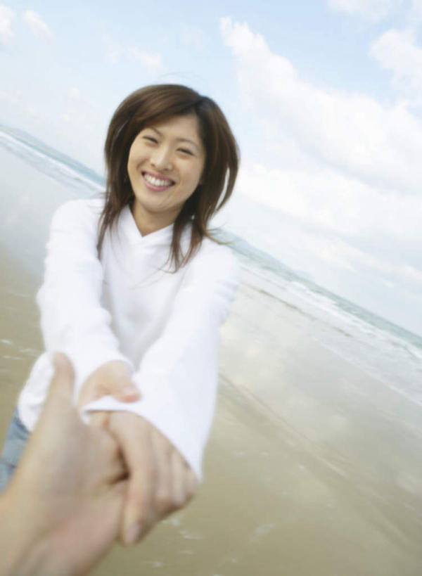 东方人,两个人,握手,竖图,室外,白天,正面,爱情,旅游,度假,海浪,海洋,美景,沙滩,亚洲,阴影,服装,朦胧,模糊,光线,沙子,影子,海岸,景观,浪花,云,云朵,沙地,浪漫,云彩,注视,休闲装,旋转,黄种人,娱乐,衣服,蓝色,白云,蓝天,天空,阳光,自然,海水,天,观察,看,享受,休闲,温暖,温馨,休闲服,景色,恩爱,放松,恋人,服饰,晴朗,观看,和睦,察看,关注,自然风光,海景,男人,男性,年轻男性,年轻女性,女人,女性,亚洲人,情侣,大海,风浪,海,海水的波动,海滩,近岸浪,涌浪,晴空,搀手,拉手,手拉手,手握手,半身,彩图,伴侣,融洽