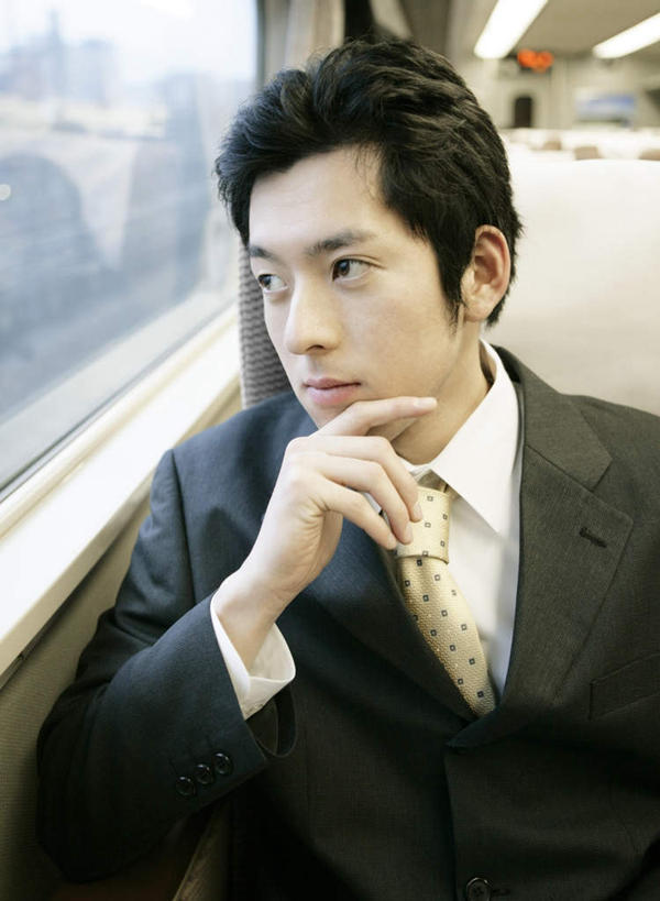 东方人,一个人,商务人士,商务男性,坐,竖图,室内,白天,正面,衬衫,铁路,亚洲,仅一个男性,仅一个人,撑,套装,朦胧,模糊,扭头,托腮,注视,黄种人,列车,座位,仅一个年轻男性,观察,看,托,转头,观看,高铁,察看,关注,托下巴,商务装,工薪阶层,高速铁路,坐位,男人,男性,年轻男性,亚洲人,白领,上班族,坐着,半身,彩图,衬衣