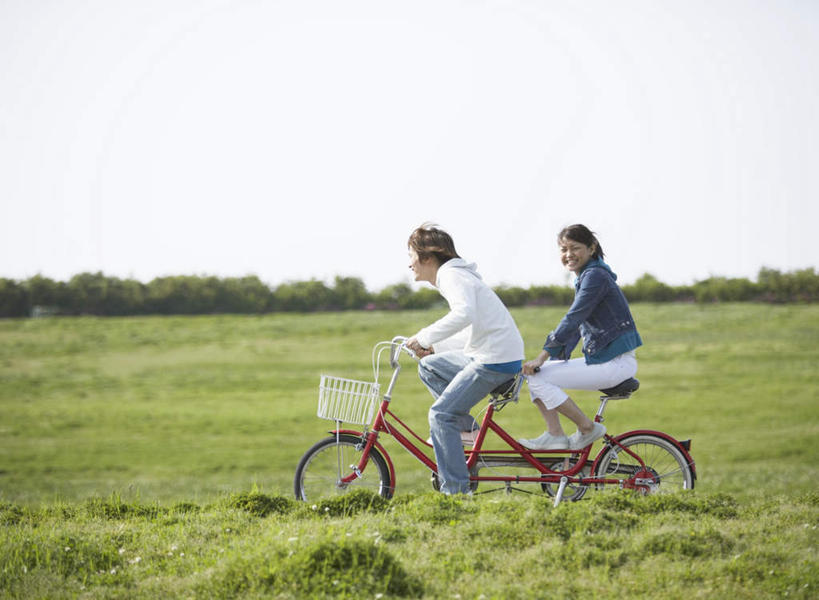 东方人,两个人,坐,笑,微笑,横图,室外,白天,侧面,爱情,草地,草坪,植物,自行车,亚洲,服装,浪漫,扭头,注视,休闲装,黄种人,车,脚踏车,草,树,树木,衣服,蓝色,绿色,蓝天,天空,自然,交通工具,天,观察,看,转头,骑车,休闲,温暖,温馨,休闲服,恩爱,恋人,服饰,双人自行车,生长,晴朗,成长,观看,和睦,察看,关注,载具,万里无云,男人,男性,年轻男性,年轻女性,女人,女性,亚洲人,情侣,晴空,晴空万里,坐着,彩图,全身,伴侣,融洽