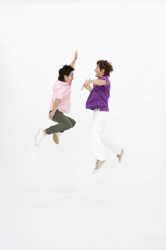 东方人,两个人,伙伴,朋友,跳,举,竖图,室内,白天,白色背景,侧面,友谊,亚洲,服装,半空,休闲装,黄种人,相视,衣服,粉色,紫色,托,休闲,面对面,休闲服,摄影,服饰,影棚,对视,互视,相对,相看,友情,男人,男性,年轻男性,亚洲人,举起,举手,举着,跳跃,向上举,向上伸,向上托,彩图,全身,影棚拍摄,拍摄