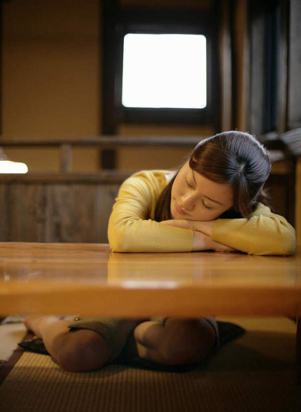 东方人,一个人,闭眼,睡,竖图,室内,白天,正面,窗户,桌面,桌子,亚洲,仅一个年轻女性,仅一个女性,仅一个人,服装,木制,墙,休闲装,黄种人,玻璃窗,墙壁,墙面,衣服,黄色,木制品,趴着,休闲,休闲服,服饰,年轻女性,女人,女性,亚洲人,闭眼睛,闭着眼,闭着眼睛,困,困觉,趴,寝息,睡觉,彩图,全身