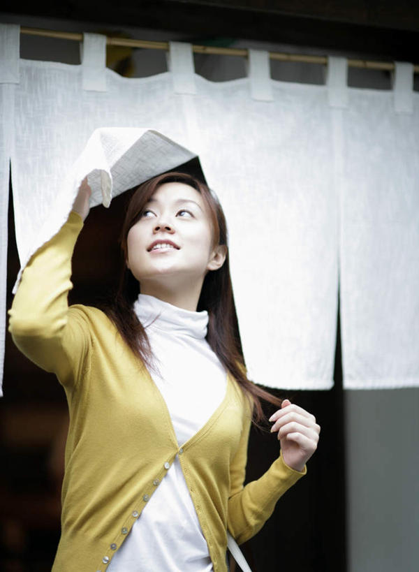 东方人,一个人,商店,站,举,笑,微笑,露齿笑,竖图,室内,白天,正面,购物,消费,超市,商场,亚洲,仅一个年轻女性,仅一个女性,仅一个人,握,服装,装饰,拿,拿着,注视,休闲装,黄种人,衣服,黄色,帘子,观察,看,托,站着,休闲,休闲服,握着,金融,百货,服饰,观看,华丽,修饰,门帘,点缀,察看,关注,选购,贸易,百货公司,衬托,美观,雅致,雅观,血拼,年轻女性,女人,女性,亚洲人,举起,举手,举着,向上举,向上伸,向上托,站立,半身,彩图,购物商场,购物中心,商业中心