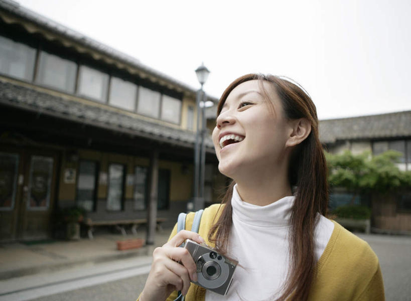 东方人,一个人,家,商店,站,笑,微笑,露齿笑,横图,室外,白天,正面,购物,消费,植物,超市,商场,相机,亚洲,仅一个年轻女性,仅一个女性,仅一个人,握,服装,朦胧,模糊,房屋,屋子,拿,拿着,注视,休闲装,黄种人,楼房,住宅,树,树木,拍照,衣服,黄色,绿色,自然,数码相机,观察,看,站着,休闲,休闲服,握着,金融,百货,摄影,服饰,生长,成长,观看,察看,关注,选购,贸易,百货公司,血拼,年轻女性,女人,女性,亚洲人,照相机,站立,半身,彩图,照相,房子,购物商场,购物中心,商业中心