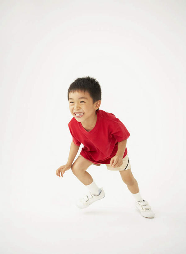 东方人,儿童,一个人,跑,笑,微笑,露齿笑,竖图,室内,白天,白色背景,正面,运动鞋,锻炼,纯洁,运动,鞋子,亚洲,仅一个男性,仅一个人,服装,注视,休闲装,黄种人,小孩,衣服,红色,观察,看,仅一个小孩,休闲,休闲服,可爱,童年,童趣,摄影,服饰,影棚,观看,休闲鞋,察看,关注,童真,烂漫,无邪,体育,天真,男孩,男人,男性,亚洲人,孩子,跑步,彩图,全身,影棚拍摄,健身,拍摄,男生