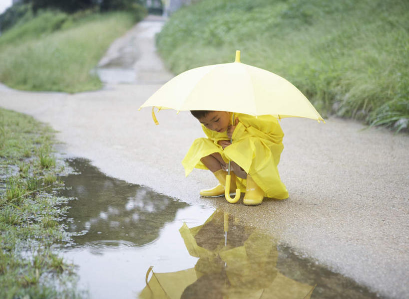 东方人,儿童,一个人,蹲,横图,室外,白天,正面,纯洁,草地,草坪,植物,道路,路,鞋子,亚洲,仅一个男性,仅一个人,握,伞,雨伞,雨鞋,雨靴,遮阳伞,小路,交通,拿,拿着,注视,黄种人,阳伞,靴子,草,小孩,黄色,绿色,倒影,观察,看,仅一个小孩,可爱,童年,童趣,握着,乡间小路,观看,保暖,察看,倒映,太阳伞,防寒,御寒,关注,雨衣,胶鞋,童真,透气,烂漫,无邪,防水,冲锋服,冲锋衣,防潮,户外用品,反照,水坑,天真,男孩,男人,男性,亚洲人,孩子,蹲着,彩图,全身,男生