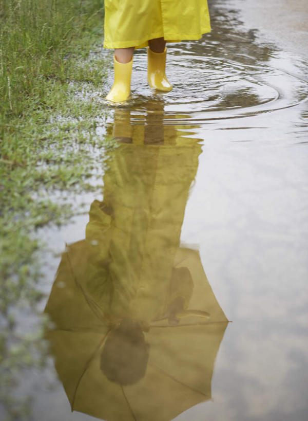 东方人,儿童,一个人,走,竖图,俯视,室外,特写,白天,纯洁,草地,草坪,植物,道路,路,鞋子,亚洲,仅一个男性,仅一个人,雨鞋,雨靴,小路,交通,黄种人,靴子,草,小孩,黄色,绿色,倒影,仅一个小孩,可爱,童年,童趣,乡间小路,保暖,倒映,防寒,御寒,雨衣,胶鞋,童真,透气,烂漫,无邪,防水,冲锋服,冲锋衣,防潮,户外用品,反照,水坑,天真,男孩,男人,男性,亚洲人,孩子,步行,散步,走路,半身,彩图,高角度拍摄,男生
