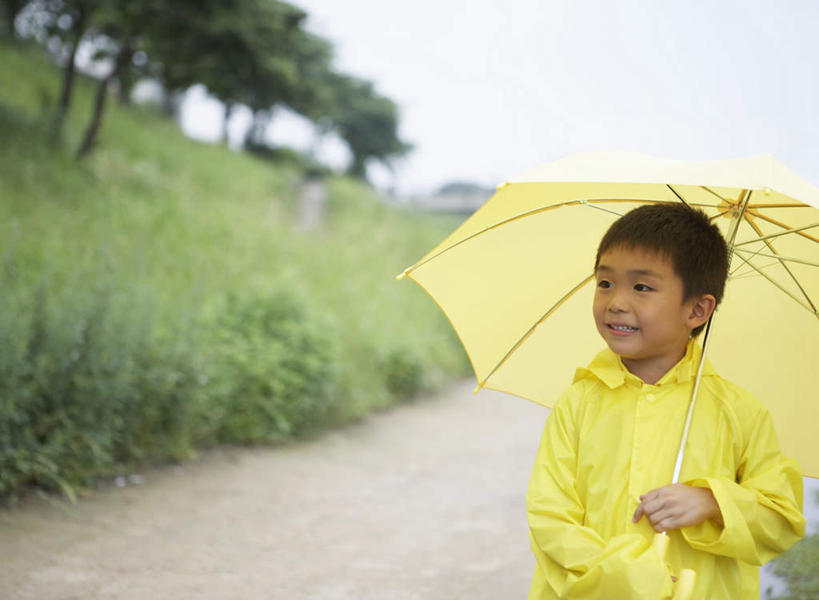 东方人,儿童,一个人,站,笑,微笑,露齿笑,横图,室外,白天,正面,纯洁,草地,草坪,植物,道路,路,亚洲,仅一个男性,仅一个人,握,伞,雨伞,遮阳伞,小路,交通,拿,拿着,注视,黄种人,阳伞,草,树,树木,小孩,黄色,绿色,自然,观察,看,站着,仅一个小孩,可爱,童年,童趣,握着,乡间小路,生长,成长,观看,保暖,察看,太阳伞,防寒,御寒,关注,雨衣,童真,透气,烂漫,无邪,防水,冲锋服,冲锋衣,防潮,户外用品,天真,男孩,男人,男性,亚洲人,孩子,站立,半身,彩图,男生