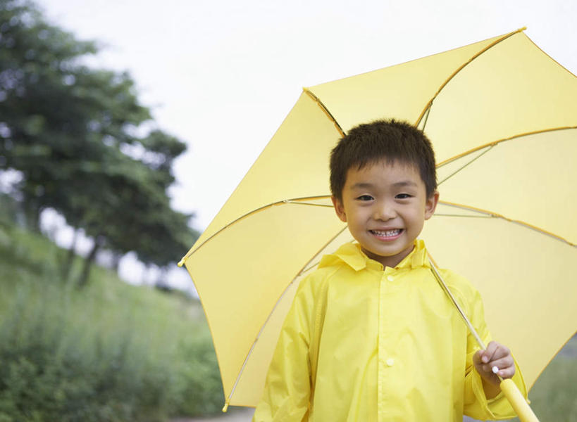 东方人,儿童,一个人,站,笑,微笑,露齿笑,横图,室外,白天,正面,纯洁,草地,草坪,植物,亚洲,仅一个男性,仅一个人,握,伞,雨伞,遮阳伞,拿,拿着,注视,黄种人,阳伞,草,树,树木,小孩,黄色,绿色,自然,观察,看,站着,仅一个小孩,可爱,童年,童趣,握着,生长,成长,观看,保暖,察看,太阳伞,防寒,御寒,关注,雨衣,童真,透气,烂漫,无邪,防水,冲锋服,冲锋衣,防潮,户外用品,天真,男孩,男人,男性,亚洲人,孩子,站立,半身,彩图,男生